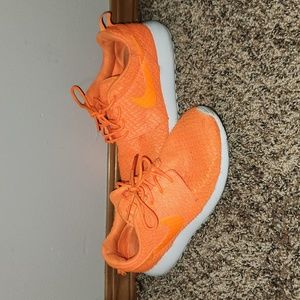 Womens size 6 Nike Roshe Flyknit